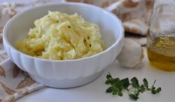 Patatas chafadas con ajo, orégano y aceite de oliva
