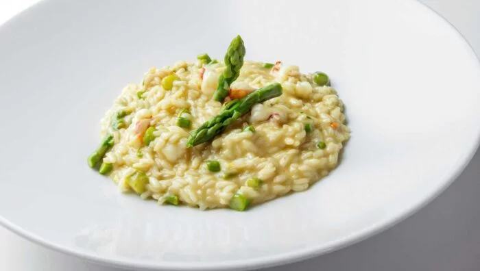 Risotto de habas con espárragos trigueros y parmesano