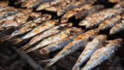 Sardinas a la parrilla con salsa de piña y chile