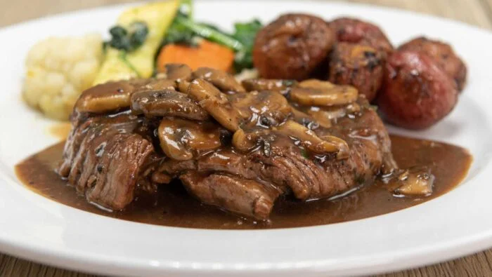 Ternera con salsa de trufa negra y champiñones silvestres