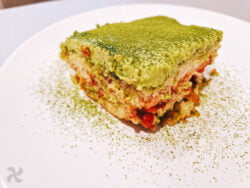 Tiramisú de té matcha y fresas