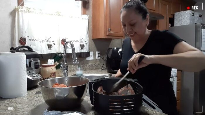Cocinando un rico pollo en la air fryer (receta) #airfryerrecipes #cocinando