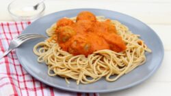 Espaguetis con albóndigas en Thermomix | Sorprendete con esta receta fácil