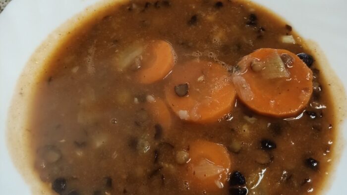 Guiso de lentejas y judías negras con tomate, fácil y rico con Thermomix