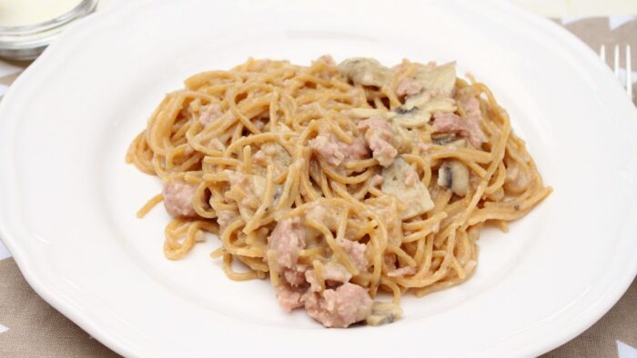 🍝PASTA CON SALCHICHAS FRESCAS Y CHAMPIÑONES EN THERMOMIX🍝 | Receta de pasta fácil