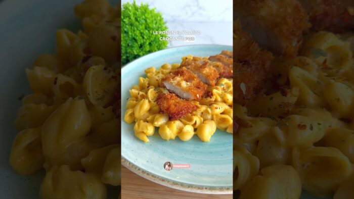 Pechuga empanizada sobre mac and cheese #tips #recipe #reels #easy #recetas #airfryer #facil