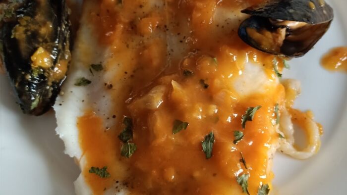 Pescado y mejillones en salsa, fácil y rico con Thermomix