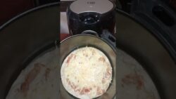 Pizza tortilla de queso en freidora de aire