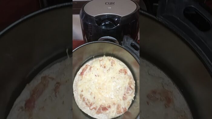 Pizza tortilla de queso en freidora de aire