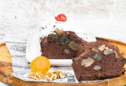 Bizcocho plum cake de chocolate con frutas confitadas