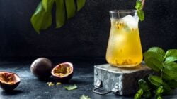 Cóctel de maracuyá con pimienta rosa y gin