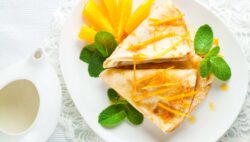 Crepes suzette con sorbete de mandarina y grand marnier