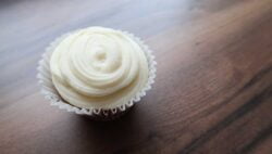 Cupcakes de chocolate blanco con crema de coco
