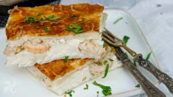 Empanada de puerros y gambas