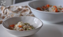 Ensalada de arroz basmati con verduras y atún
