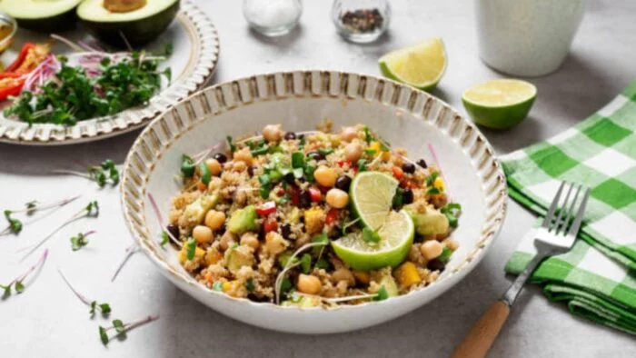 Ensalada de garbanzos fácil y nutritiva: la mejor opción para los días de calor