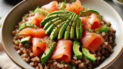 Ensalada de trigo sarraceno con salmón ahumado y aguacate