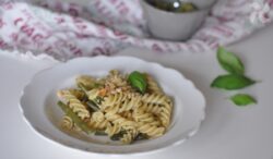 Espirales con judías verdes y pesto de cacahuetes