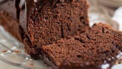 Fondant de chocolate negro con helado de jengibre
