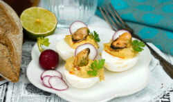 Huevos rellenos de atún y mejillones en escabeche