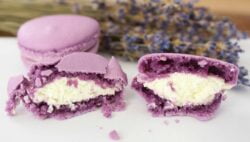 Macarons de lavanda con ganache de chocolate blanco y frambuesas