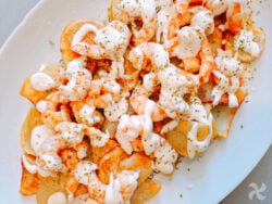 Patatas arrieras con langostinos