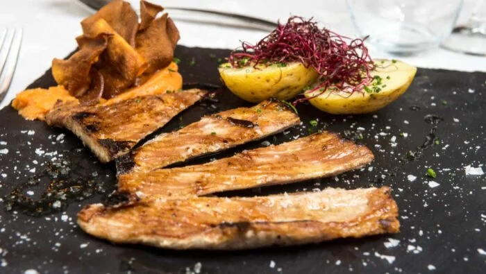 Receta de lagarto de cerdo ibérico a la plancha con cebolla caramelizada