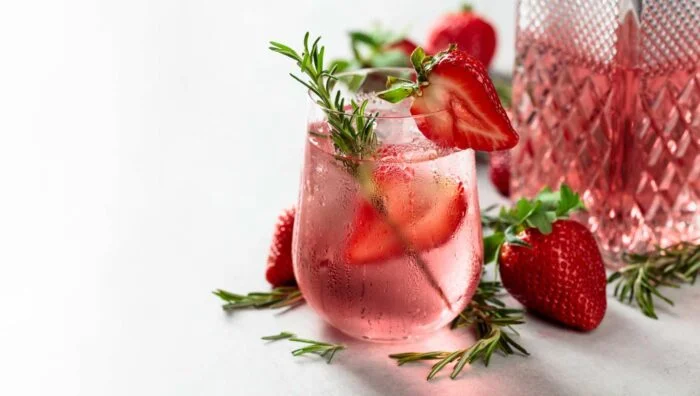 Receta de limonada de fresa y romero