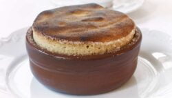 Soufflé de turrón con salsa de frutos del bosque y helado de almendra