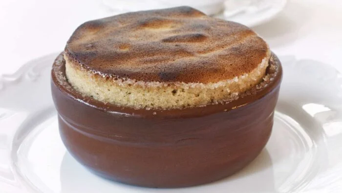 Soufflé de turrón con salsa de frutos del bosque y helado de almendra