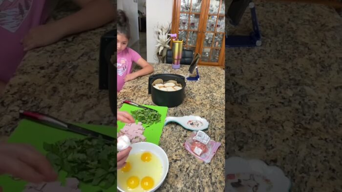 Buenisimos panes con jamón , huevo, espinacas, y pepperoni en la freidora de aire #pan #mary68