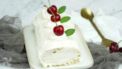 Brazo de gitano con nata y queso