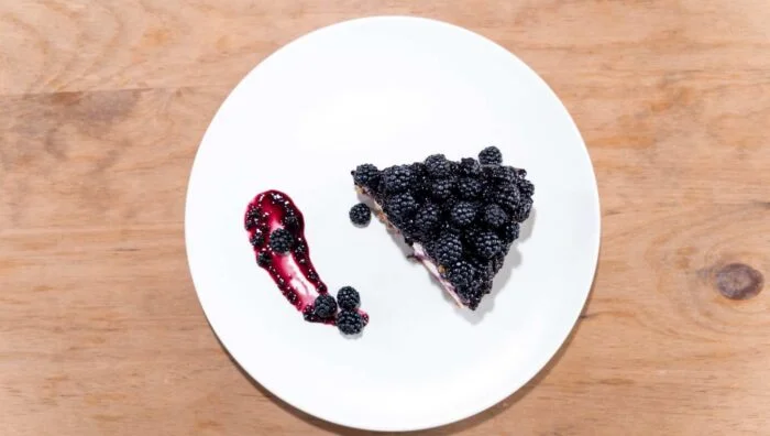Cheesecake de moras con coulis de frambuesa