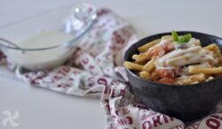 Ensalada de pasta y atún con salsa de yogur