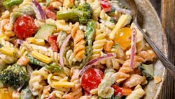 Ensalada veraniega de pasta multicolor, con pesto de rúcula
