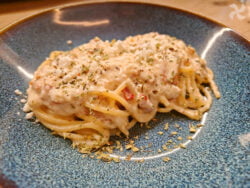 Espaguetis estilo carbonara con salsa de bacon y parmesano (receta mejorada)