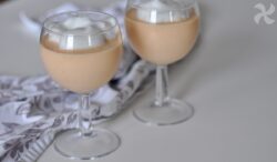 Milkshake con fresas, mango y yogur