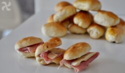 Panecillos con jamón y queso para la merienda