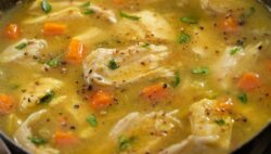 Prueba esta sopa de pollo veraniega con verduras de temporada