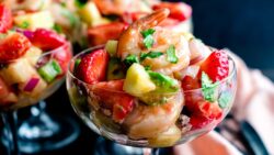 Receta de verano: ceviche de fresas con langostinos y aguacate