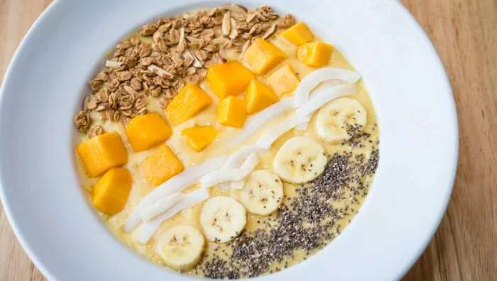 Receta para este verano, smoothie bowl de mango y plátano