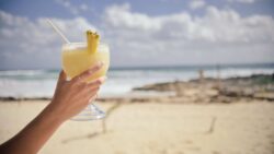 Receta veraniega de piña colada con maracuyá