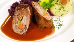 Solomillo Wellington con puré de chirivía y salsa de oporto