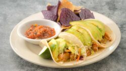 Tacos de pato confitado con salsa de mango y aguacate