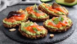 Tartaleta de aguacate, salmón y crema de wasabi, para disfrutar este verano
