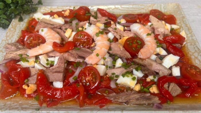 😀ENSALADA DE PIMIENTOS ASADOS, VENTRESCA, HUEVO Y LANGOSTINOS, idea de receta fresca y sencilla
