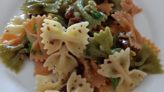 Ensalada de pasta con nueces, fácil y rico con Thermomix