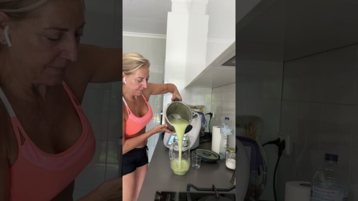 Gazpacho saludable de pepino, apio, jengibre y albahaca con Thermomix | #zumossaludables #tm6