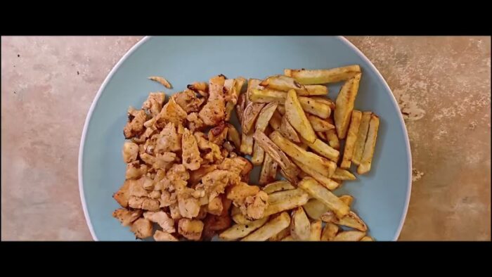 Pollo picante y papas en freidora de aire | presentación del canal