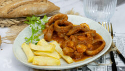 Calamares en salsa con gambas